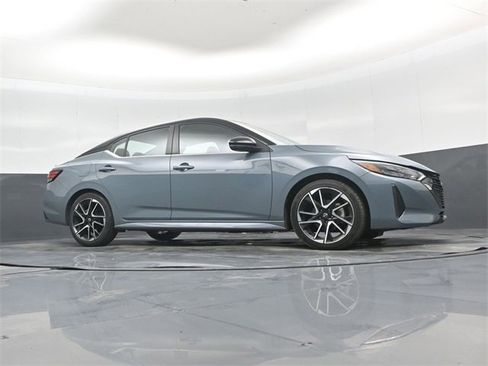 Used 2025 Nissan Sentra SR w/ SR Premium Package image 38