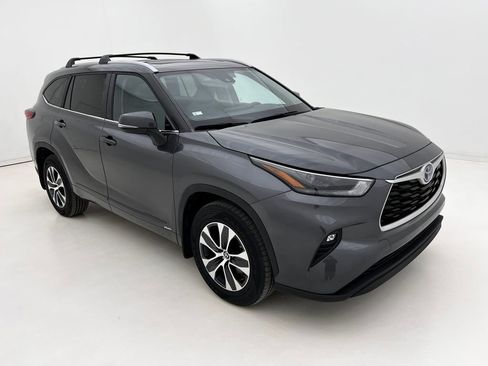 Used 2023 Toyota Highlander XLE image 2