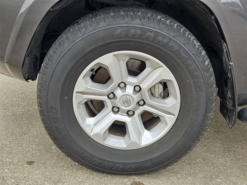 Used 2022 Toyota 4Runner SR5 Premium image 10