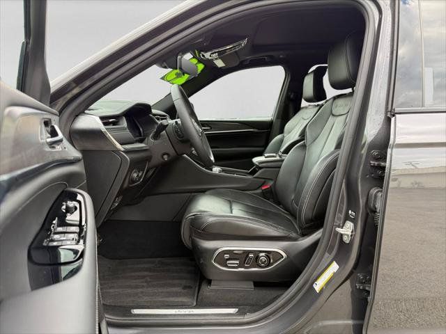 Certified 2023 Jeep Grand Cherokee Overland w/ Luxury Tech Group IV AWD/4WD image 22