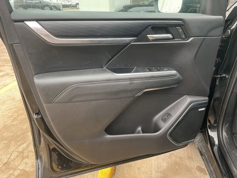 Used 2025 GMC Acadia Elevation image 8