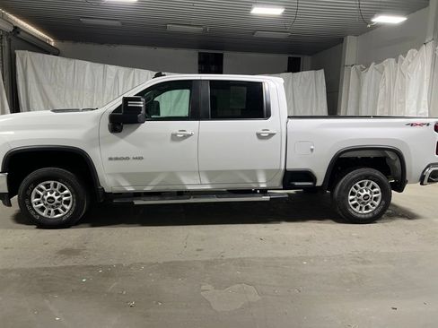 Used 2022 Chevrolet Silverado 2500 LT AWD/4WD image 4