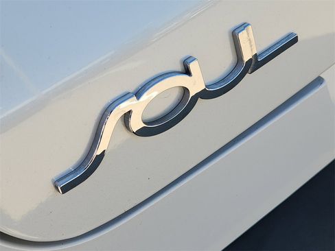 Used 2020 Kia Soul LX image 12