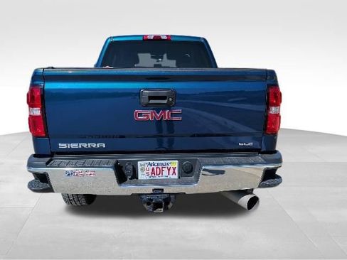 Used 2018 GMC Sierra 2500 SLE w/ SLE Preferred Package AWD/4WD image 4