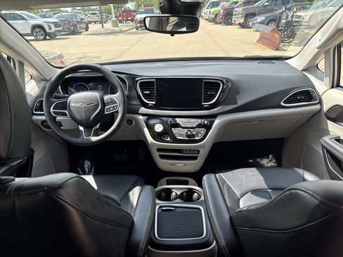Used 2024 Chrysler Pacifica Touring-L FWD image 18