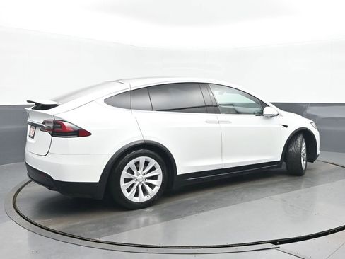 Used 2018 Tesla Model X 75D image 3