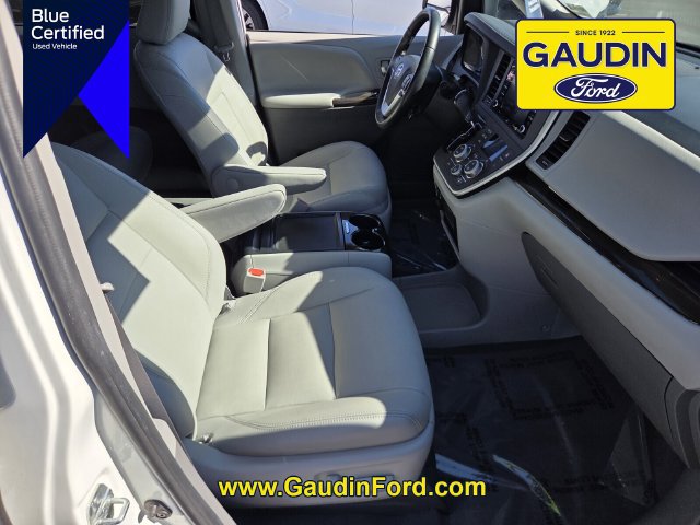 Used 2020 Toyota Sienna XLE w/ XLE Navigation Package FWD image 16
