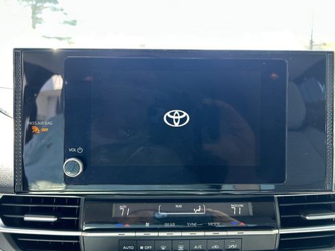 Used 2025 Toyota Sienna LE AWD/4WD image 9