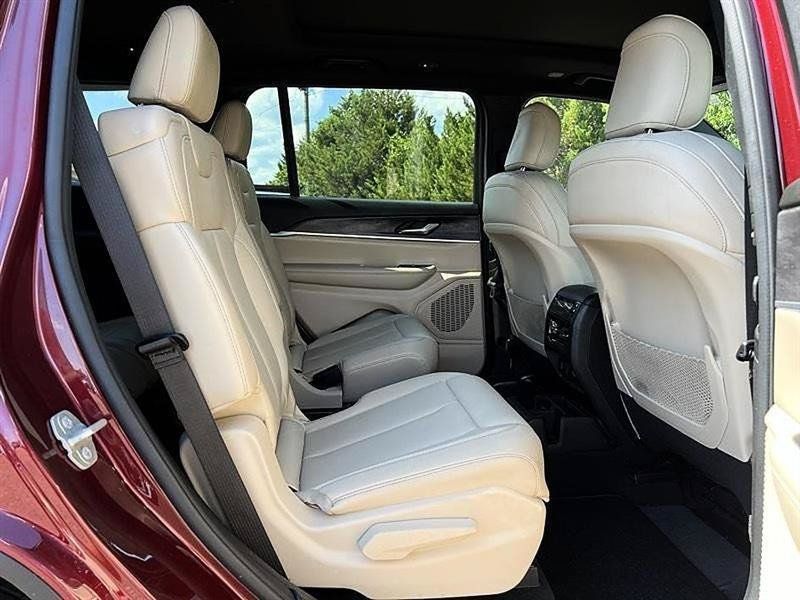 Used 2024 Jeep Grand Cherokee L Limited w/ Black Appearance Package AWD/4WD image 39