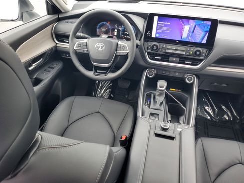 Used 2026 Toyota Grand Highlander Platinum image 16
