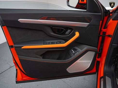 Used 2025 Lamborghini Urus SE image 35