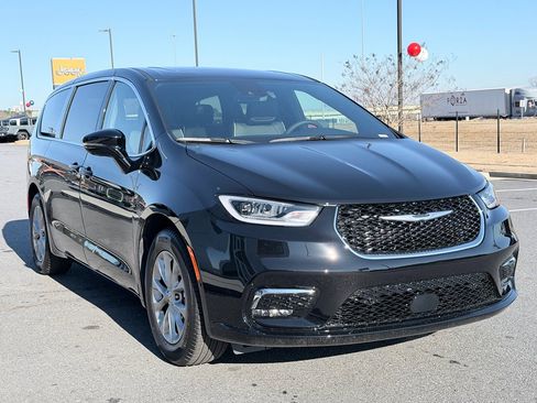 New 2026 Chrysler Pacifica Limited image 2