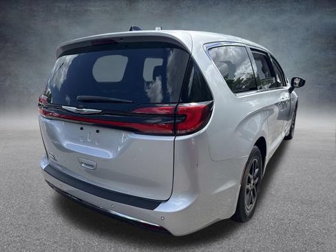 Used 2024 Chrysler Pacifica Touring-L FWD image 6