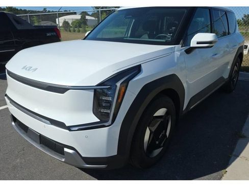 Used 2024 Kia EV9 Light Long Range RWD image 1