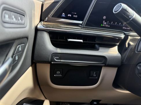 Certified 2024 Cadillac Escalade Premium Luxury image 22