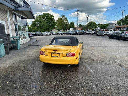 Used 2002 MAZDA MX-5 Miata RWD image 4