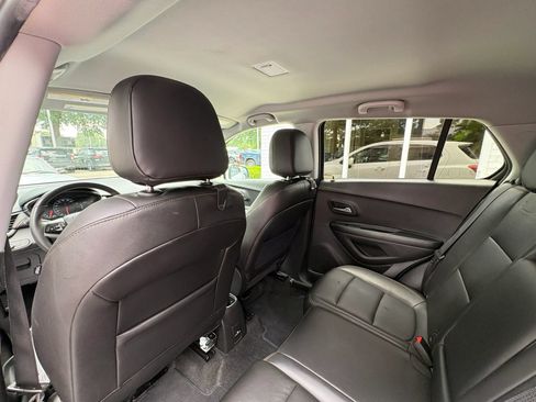 Used 2021 Chevrolet Trax LT w/ Premium Seat Package AWD/4WD image 21