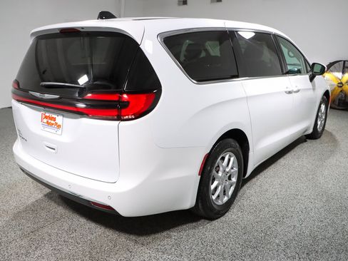 Used 2023 Chrysler Pacifica Touring-L FWD image 7