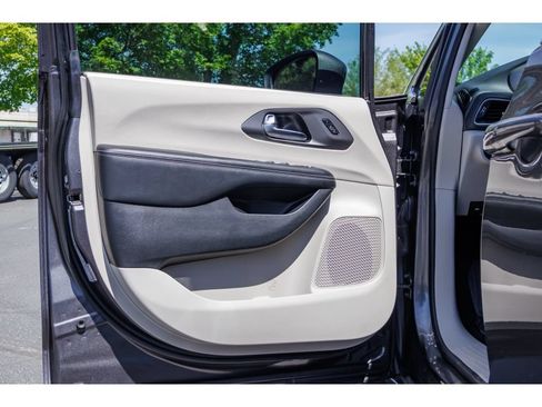 Used 2022 Chrysler Pacifica Touring-L FWD image 19