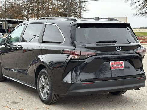 Used 2024 Toyota Sienna XLE image 3