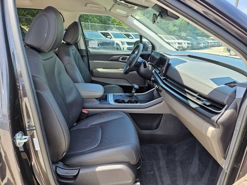 Used 2025 Kia Carnival FWD image 14