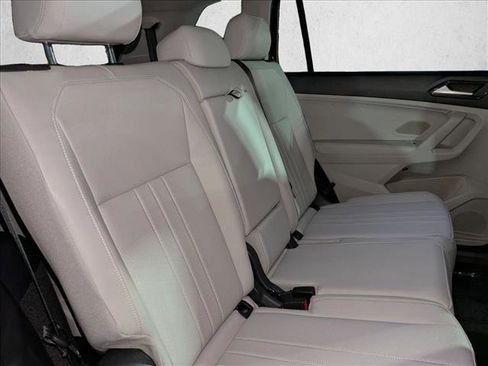 Used 2023 Volkswagen Tiguan SE w/ Panoramic Sunroof Package image 21