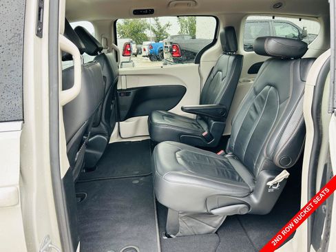 Used 2017 Chrysler Pacifica Touring-L FWD image 25