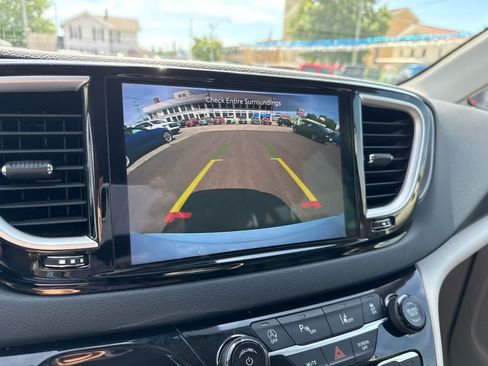 Used 2023 Chrysler Pacifica Touring-L FWD image 21