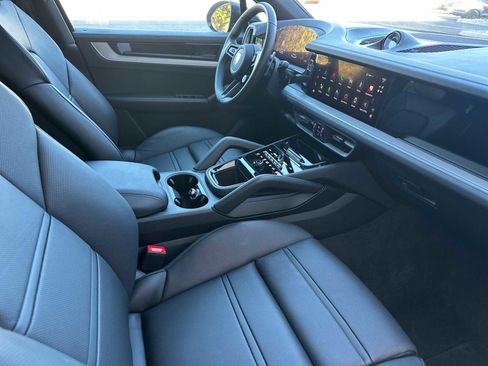 Used 2025 Porsche Cayenne E-Hybrid image 17