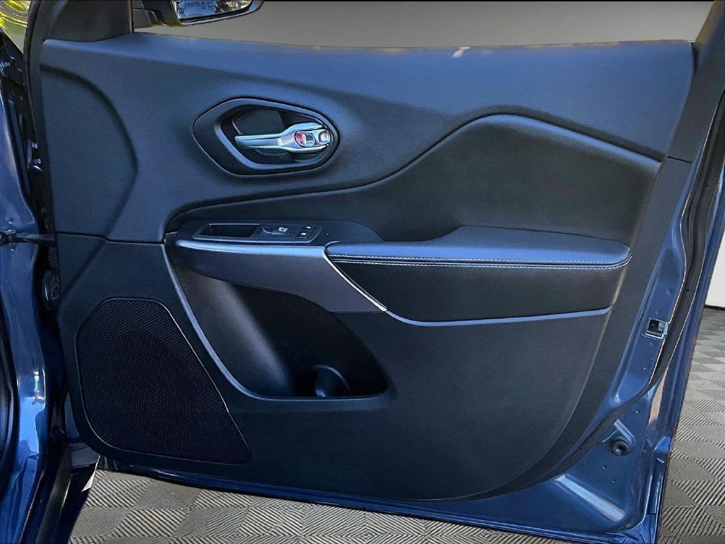 Used 2019 Jeep Cherokee Limited AWD/4WD image 12