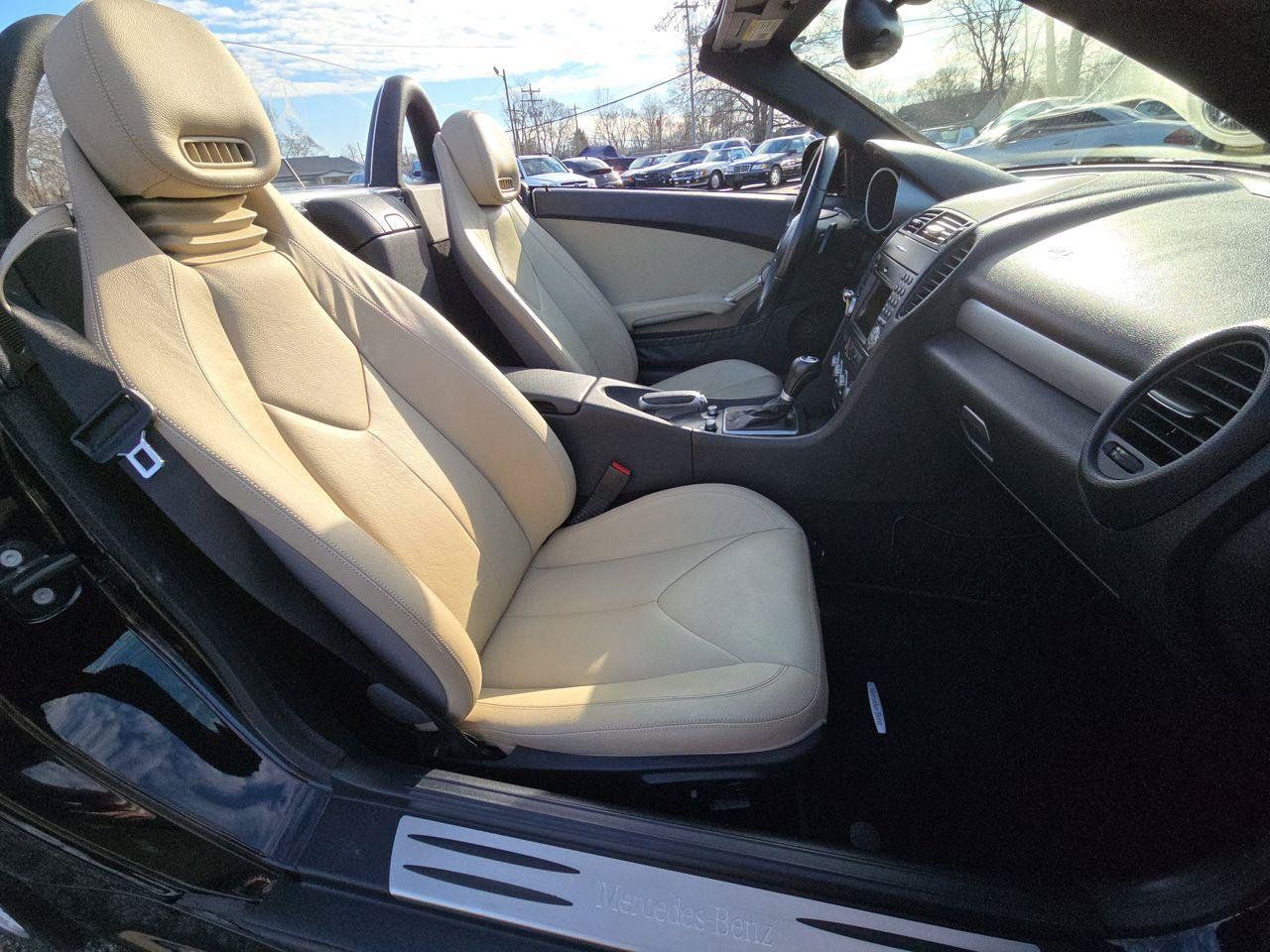Used 2011 Mercedes-Benz SLK 300 image 8