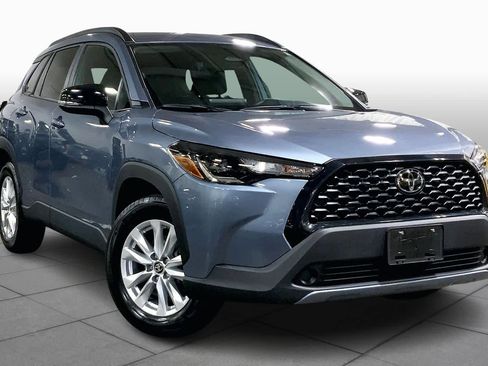 Used 2025 Toyota Corolla Cross LE image 3