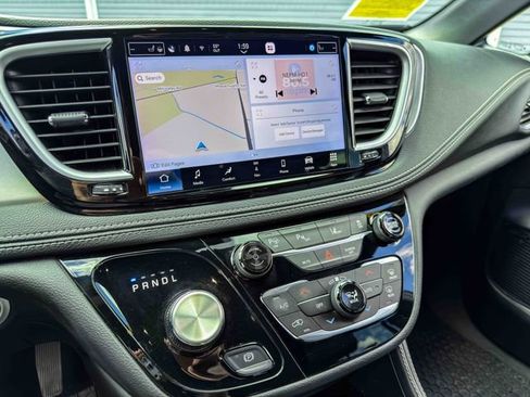 Used 2023 Chrysler Pacifica Limited w/ Uconnect Theater Family Group FWD image 28