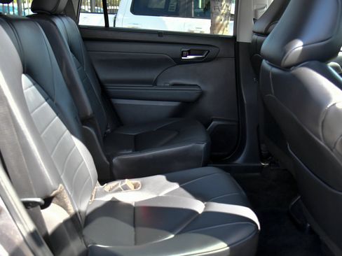 Used 2024 Toyota Highlander XLE FWD image 48