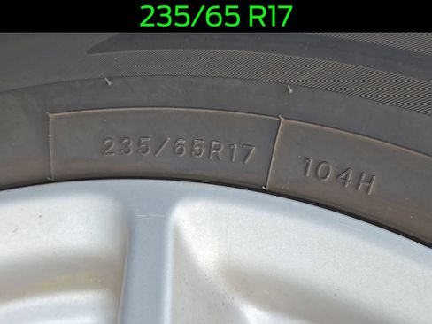 Used 2023 Chrysler Pacifica Touring-L FWD image 46