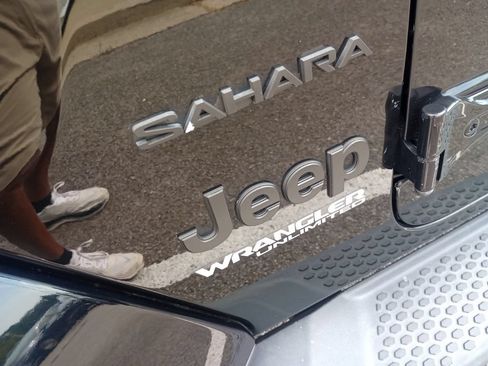 Used 2018 Jeep Wrangler Unlimited Sahara AWD/4WD image 17