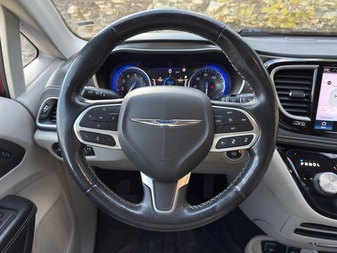 Used 2021 Chrysler Pacifica Touring-L image 19