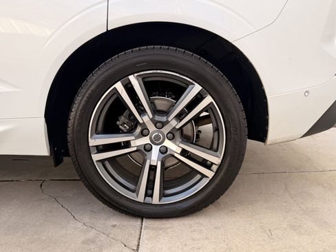 Used 2019 Volvo XC60 T5 Momentum w/ Multimedia Package image 32
