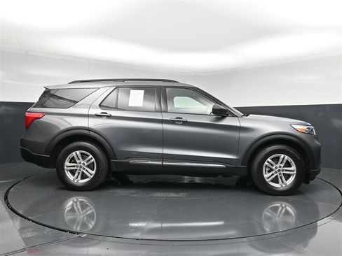 Used 2022 Ford Explorer XLT w/ Equipment Group 202A AWD/4WD image 4