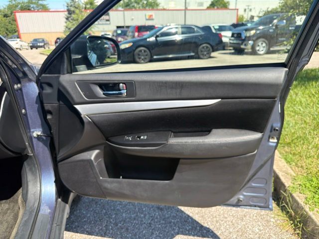 Used 2013 Subaru Outback 2.5i AWD/4WD image 30