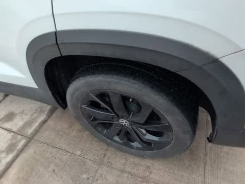 Certified 2022 Volkswagen Taos SE w/ Panoramic Sunroof Package image 10