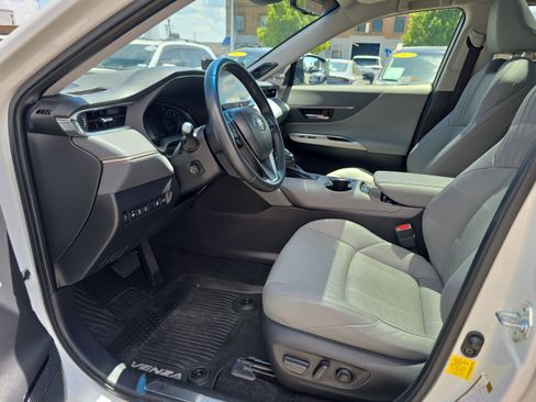 Used 2021 Toyota Venza Limited w/ Advanced Technology Package AWD/4WD image 2