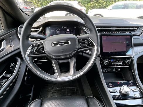Used 2022 Jeep Grand Cherokee Overland w/ Luxury Tech Group IV AWD/4WD image 7