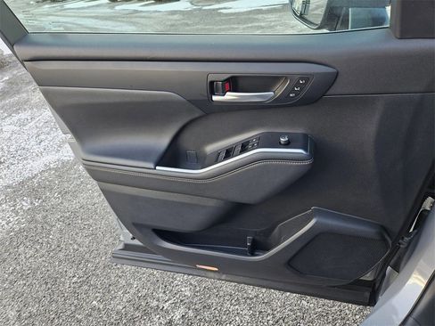 Certified 2023 Toyota Highlander Bronze Edition image 9