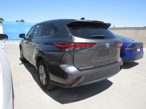 Used 2023 Toyota Highlander LE FWD image 4
