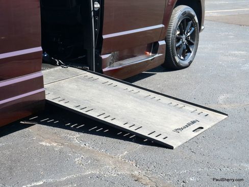 Used 2019 Dodge Grand Caravan SXT image 10