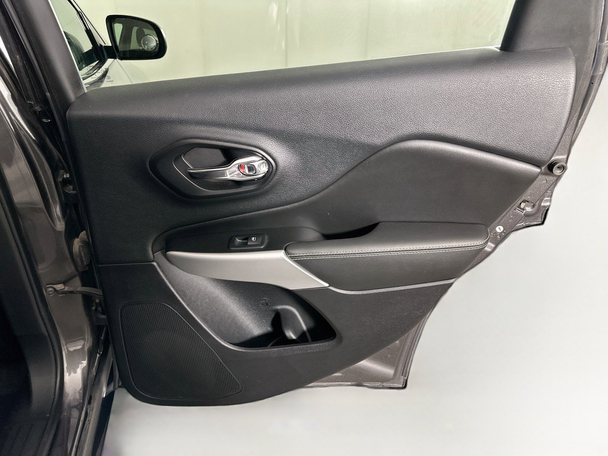 Used 2018 Jeep Cherokee Latitude Plus w/ Trailer Tow Group FWD image 27