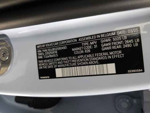 Certified 2025 Volvo XC40 B5 Core image 34