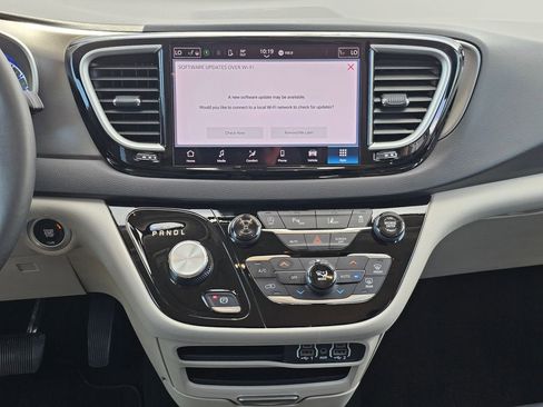 Used 2024 Chrysler Pacifica Touring-L FWD image 18