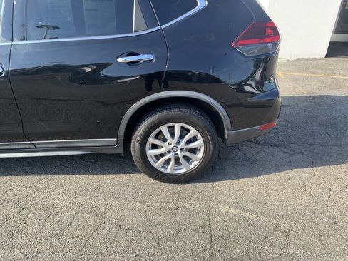 Used 2018 Nissan Rogue SV FWD image 2